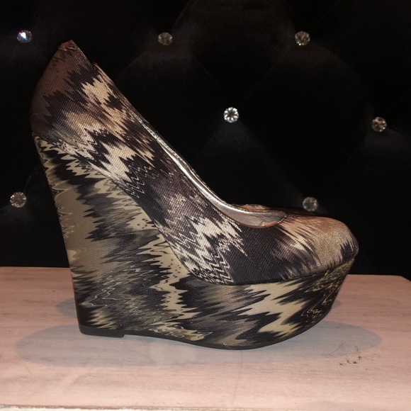 Breckelles Shoes - {Breckelle’s} 🍭Black Multi Colored Wedges
